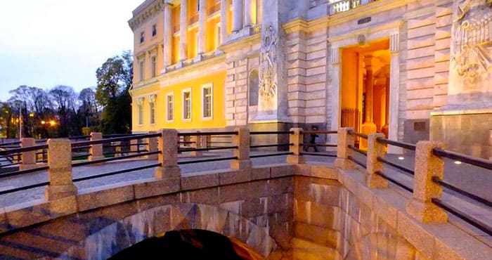 Михайловский замок - воплощенная в жизни мечта императора Павла I 76 замок освящён